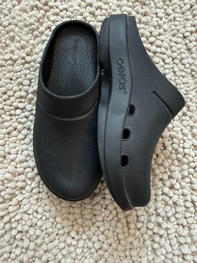 OOFOS Black Comfort Foam Slip-On Clogs